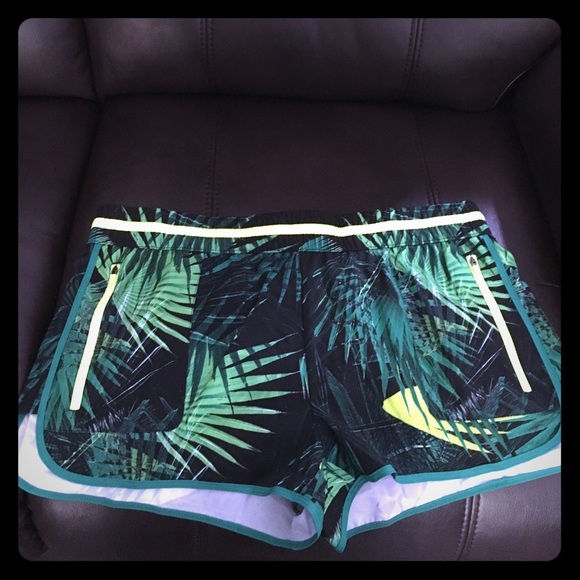 ❤️NWT Fabletics Palm Print Workout Shorts