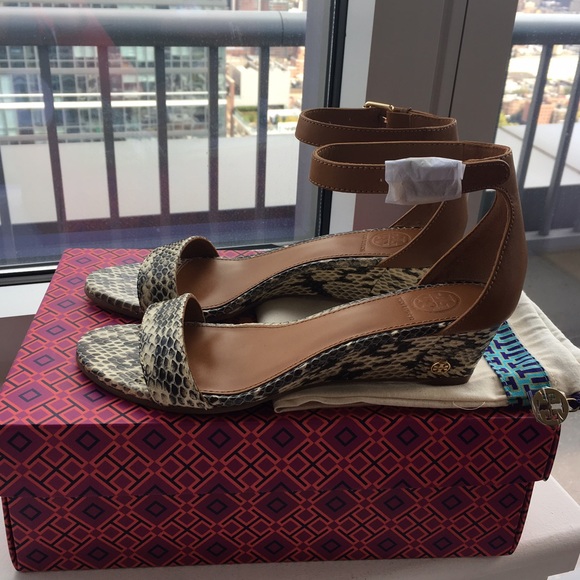 Tory Burch 👠 *new in box* 7.5 Savannah Wedge