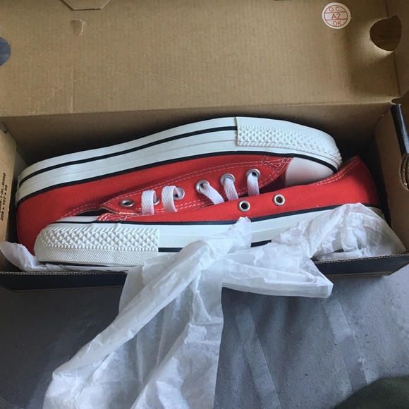 Converse low red and white