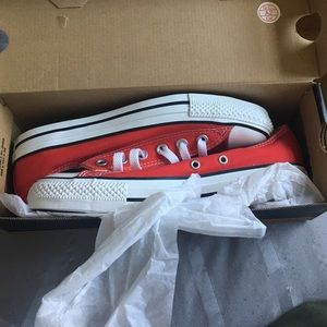 Converse low red and white