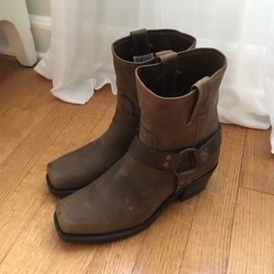 Frye Harness 8R in Dark Brown