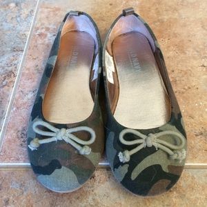 Adorable camo ballet flats.