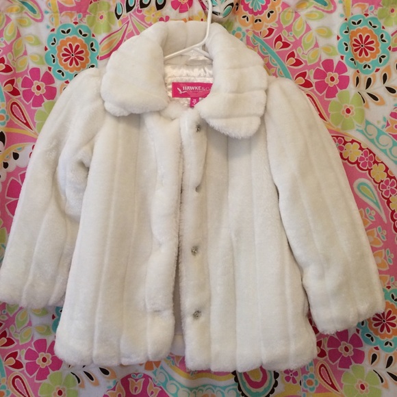 SOLD ✨Cozy wintery white faux fur coat