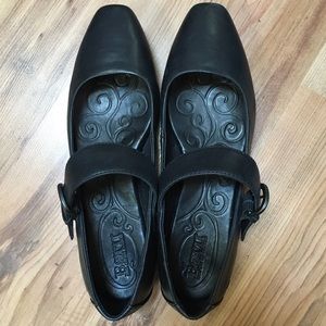 Born Black Mary Janes SZ 8 Like New