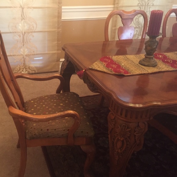 Dining table - Picture 2 of 2