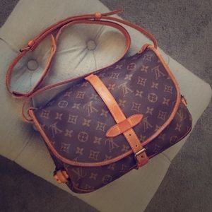 LV SAUMUR30 Crossbody Bag