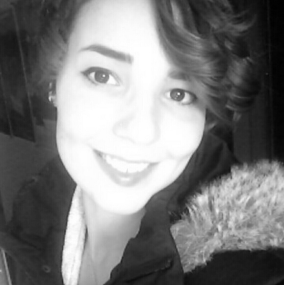 Meet your Posher, Emily - Picture 2 of 2