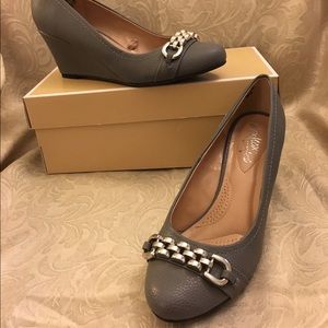 Grey wedge pumps