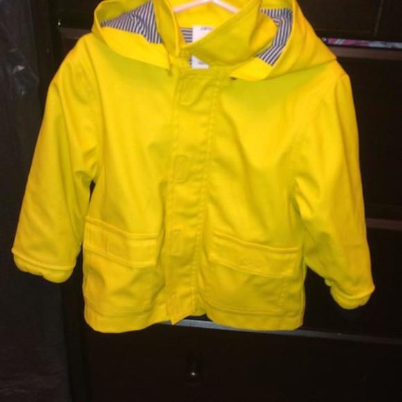 THE PETIT BATEAU RAINCOAT The unisex raincoat, a Petit Bateau must-have, to wear all year round. Milleraies lining and rib trim on the cuffs. 100% coated PU polyester, 100% cotton lining.