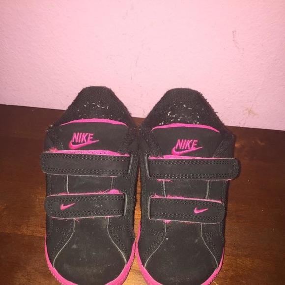 Black and hot pink suave Nike