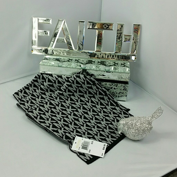 LAST HR OF SALE 🚨Michael Kors Scarf NWT - Picture 2 of 4