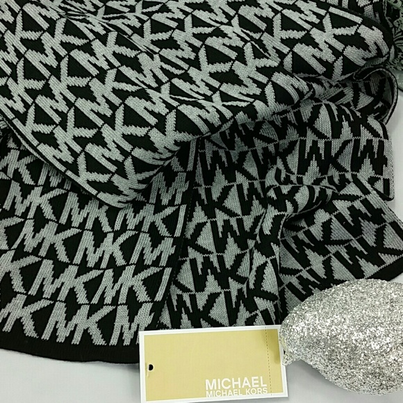 LAST HR OF SALE 🚨Michael Kors Scarf NWT - Picture 4 of 4