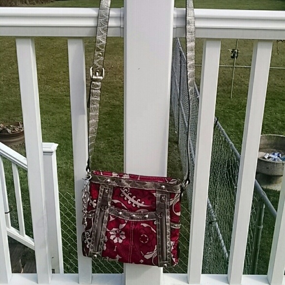 Cross body purse.  Its a steal at this price 💰💰