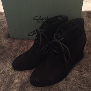 Clarks Rosepoint Dew Black Wedge Booties Sz 7