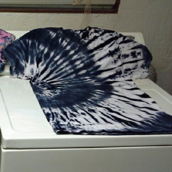 Black and white tie dye t-shirt