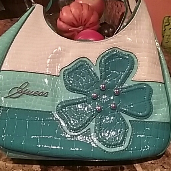 Guess hobo bag . adorable. Awesome cond