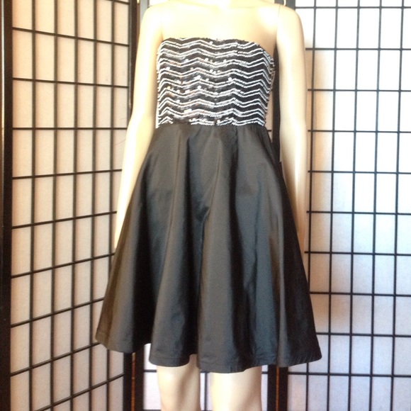 Alex + Olivia Beautiful strap-less dress