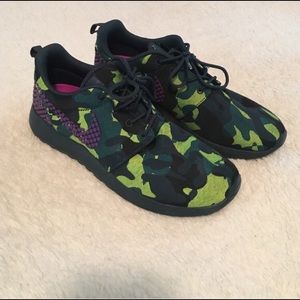 NIKE ROSHE WOMENS SIZE 8