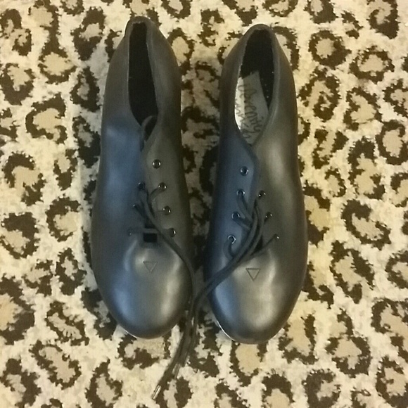 TAP SHOES FOR DANCE....BLACK SHOE SIZE 8.5