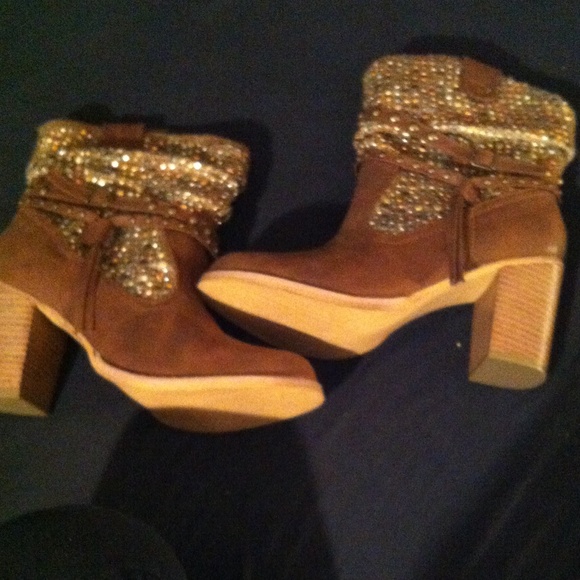 Short brown boots