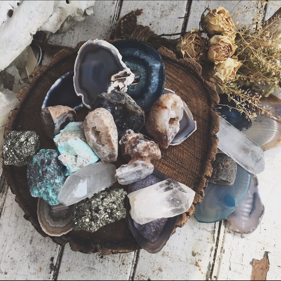 • FREE CRYSTALS • - Picture 2 of 3