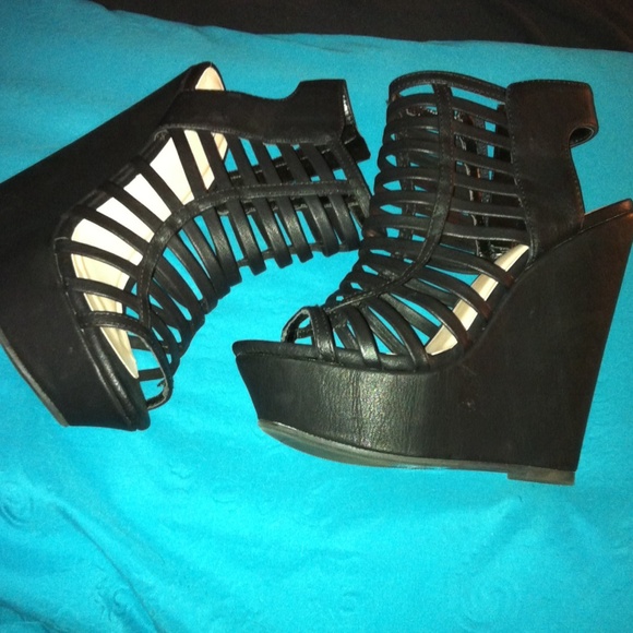 Black wedges (never warn)