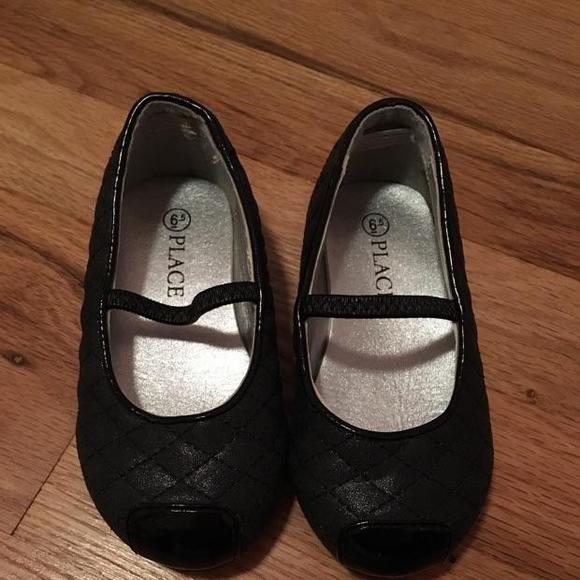 Black flat shoes