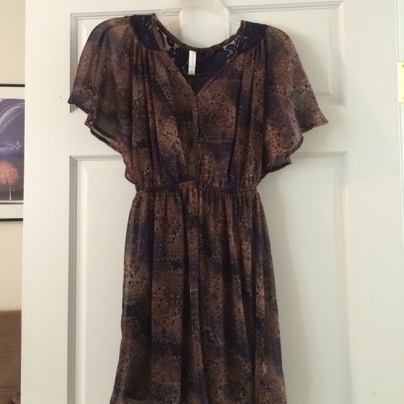 Snakeprint, short sleeved dress with lacy neck