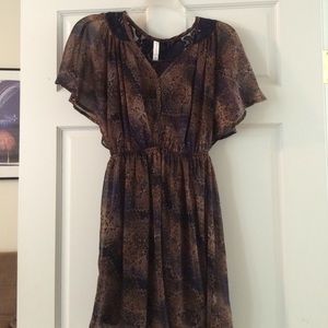 Snakeprint, short sleeved dress with lacy neck