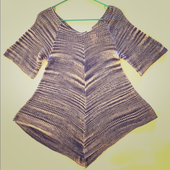 Blue quarter-sleeve knit sweater