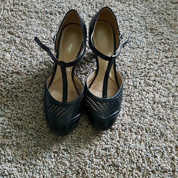 Naturalizer mary jane t strap shoes