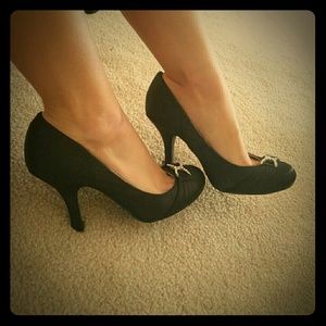 Black pumps