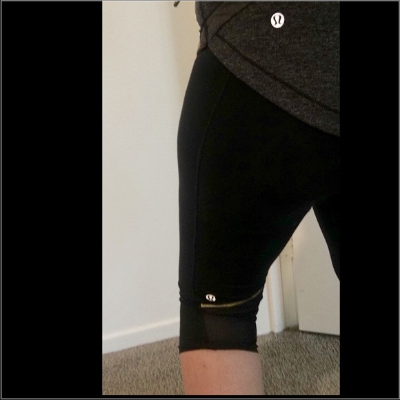 DROP PRICE 👻 Black Lululemon knee legging pants 6