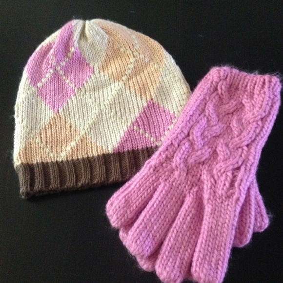 Argyle pattern knit hat with matching gloves