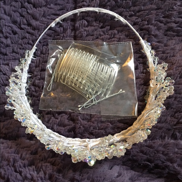 Swavokski crystal tiara. - Picture 2 of 6