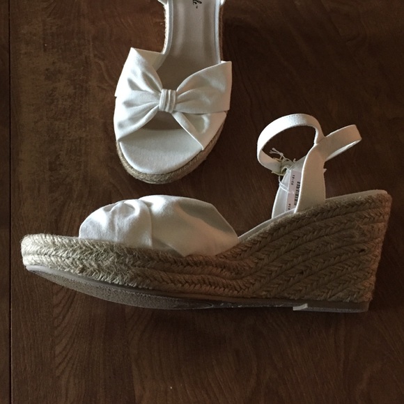 13 🆕 White Ankle Strap Criss Cross Cut Out Wedges - Picture 3 of 4