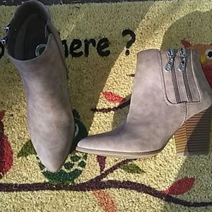 🔴FINAL PRICE🔴 Size 7.5 G by Guess ankle boots