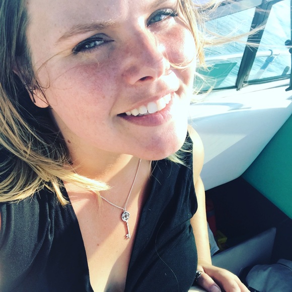 Meet your Posher, Amanda - Picture 2 of 8