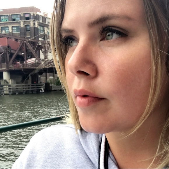 Meet your Posher, Amanda - Picture 3 of 8
