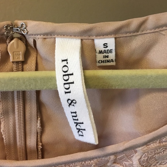 SALE ALERT 🌶 Robbi & Nikki Beige Lace Dress - Picture 2 of 3