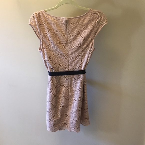 SALE ALERT 🌶 Robbi & Nikki Beige Lace Dress - Picture 3 of 3