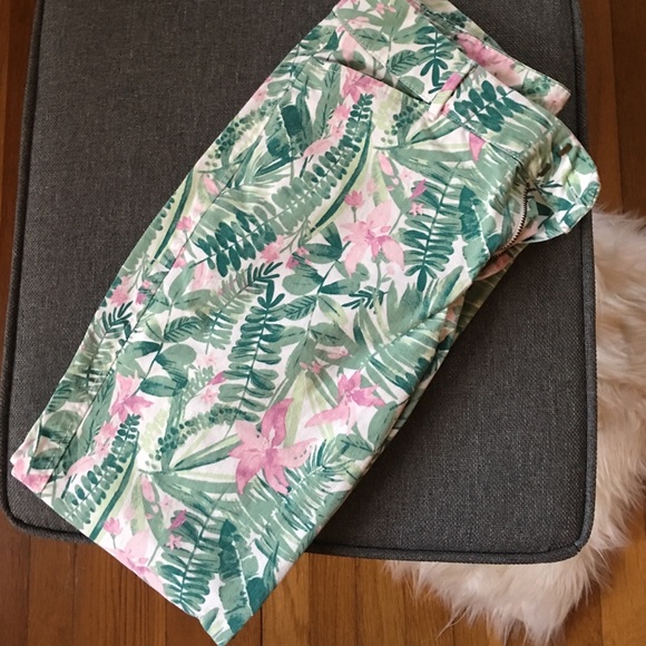 Super cute tropical print chino 🌴🌺