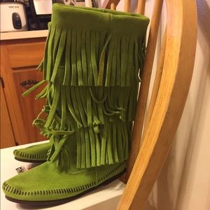 MINNETONKA 3-LAYER FRINGE BOOT GREEN (BRAND NEW)