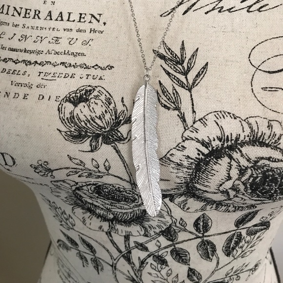 🖤Last One🖤Silver Toned Feather Necklace - Picture 2 of 5