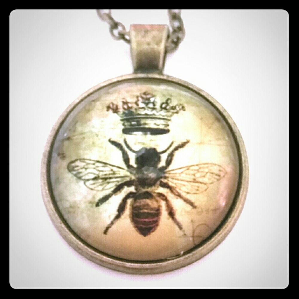 Queen Bee Necklace.      🐝🐝BUNDLE 20%  OFF 2🐝🐝