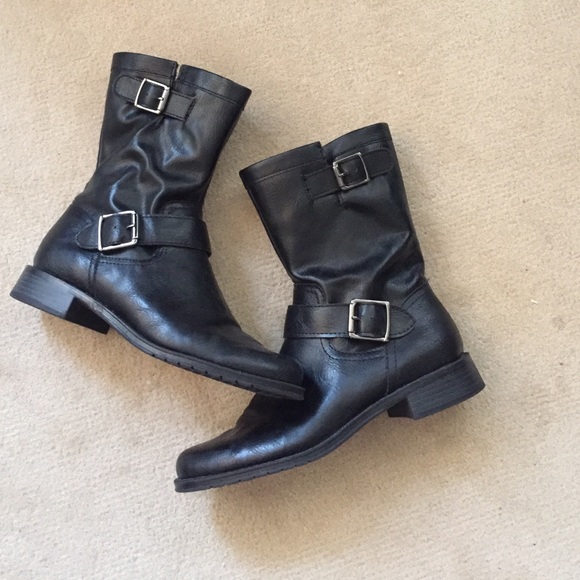 Aerosols size 8 black leather bike buckle boots.