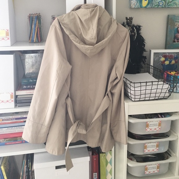 Short Trench Coat - Picture 3 of 4