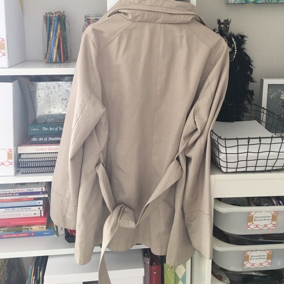Short Trench Coat - Picture 4 of 4
