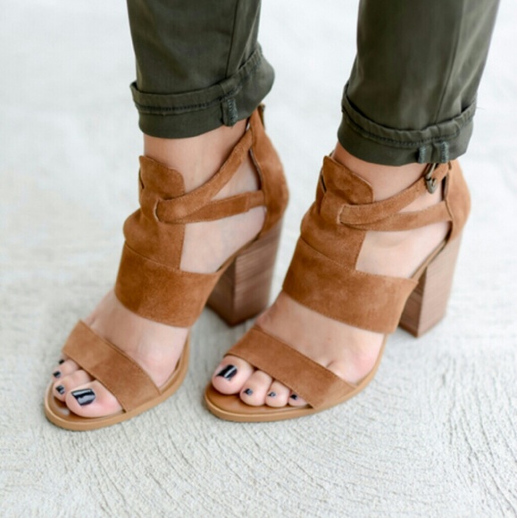 Hinge camel sandals