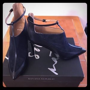 BANANA Republic Deidre Black & Navy Ankle Booties.